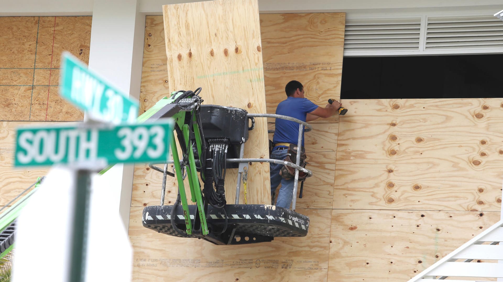 Letzte Vorbereitungen: Arbeiter schrauben Holzplatten vor die offene Terrasse einer Austernbar in Santa Rosa Beach.