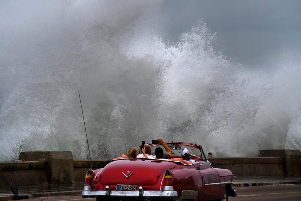 Naturgewalt: In Havanna auf Kuba lässt Hurrikan "Michael" meterhohe Wellen gegen die Ufermauern peitschen.