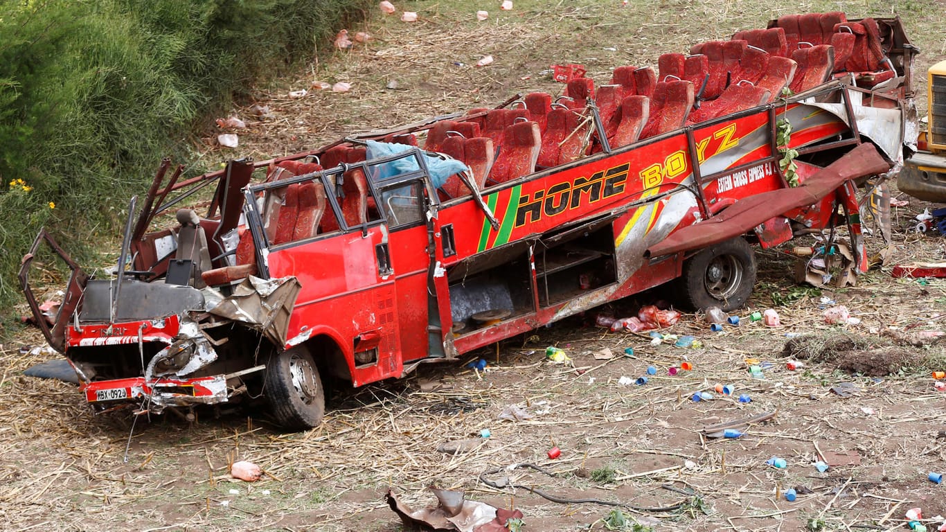 Buswrack nach einem Verkehrsunfall in Kenia: Das Unglück ereignete sich bei Fort Ternan rund 200 Kilometer von der Hauptstadt Nairobi entfernt.
