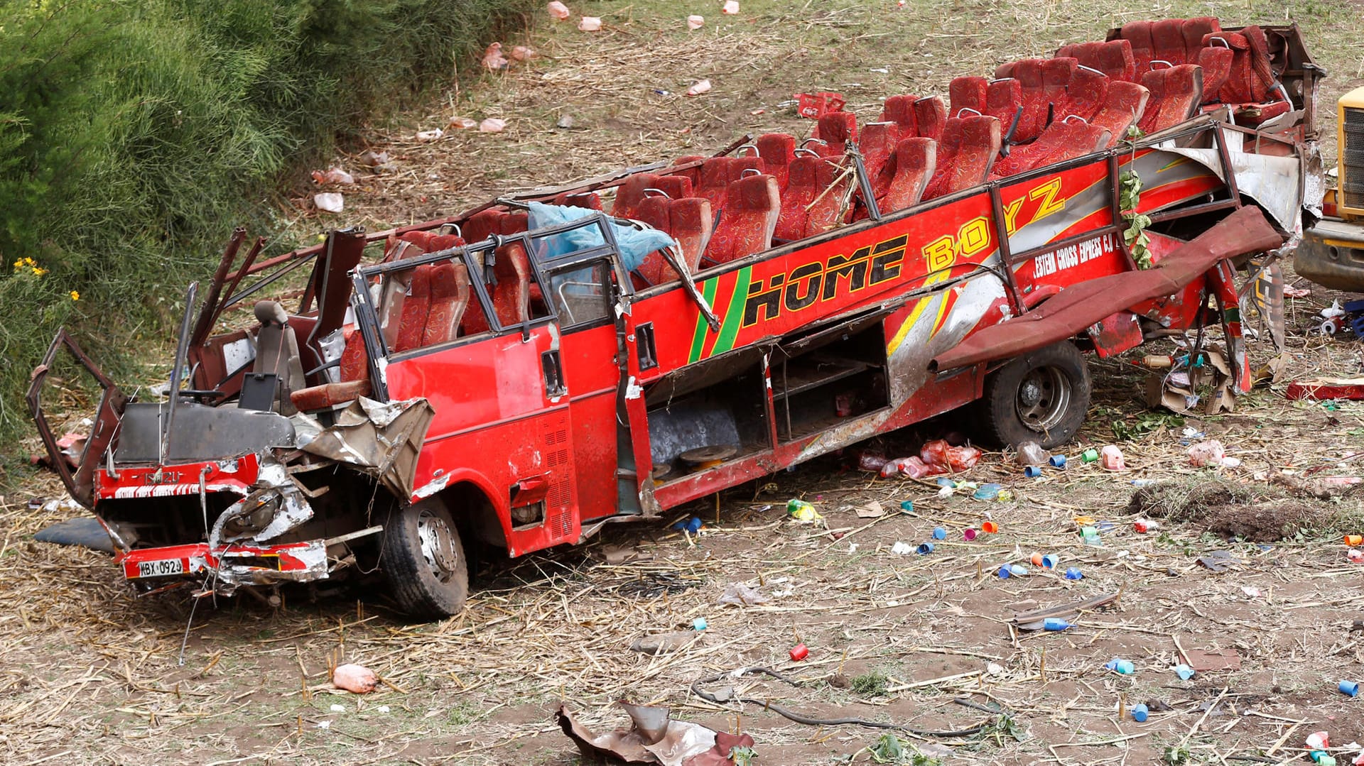 Buswrack nach einem Verkehrsunfall in Kenia: Das Unglück ereignete sich bei Fort Ternan rund 200 Kilometer von der Hauptstadt Nairobi entfernt. Buswrack nach einem Verkehrsunfall in Kenia: Das Unglück ereignete sich bei Fort Ternan rund 200 Kilometer von der Hauptstadt Nairobi entfernt.