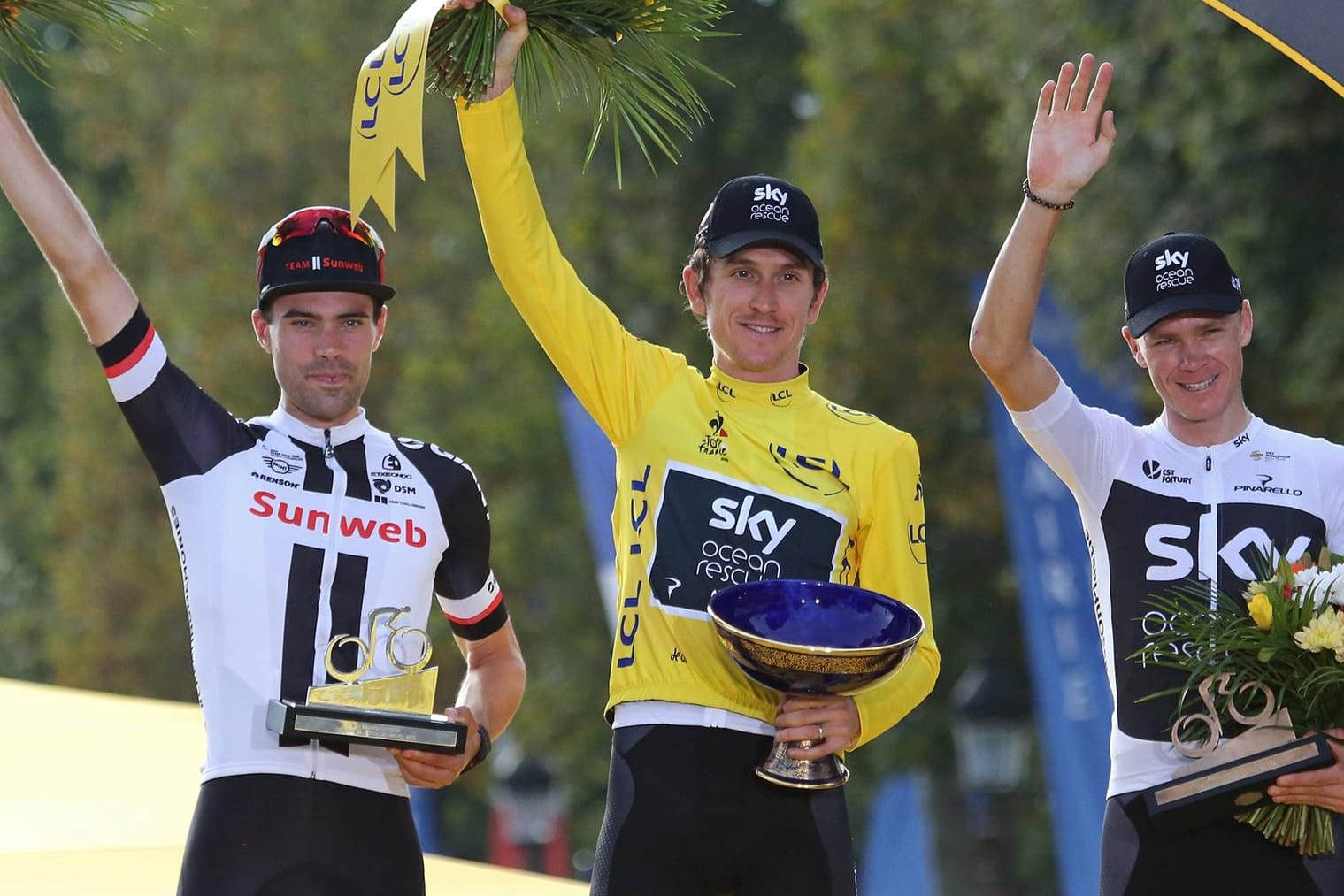 Da hatte er seine Trophäe noch: Tour-de-France-Gesamtsieger Geraint Thomas (m.) bei der Siegerehrung in Paris.