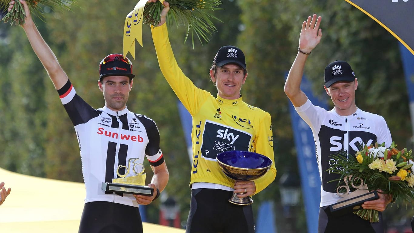 Da hatte er seine Trophäe noch: Tour-de-France-Gesamtsieger Geraint Thomas (m.) bei der Siegerehrung in Paris.