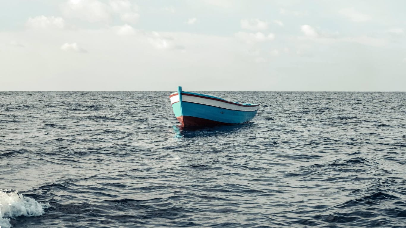 Ein leeres Flüchtlingsboot: Nach einem Bootsunglück in der Ägäis ist die Küstenwache auf der Suche nach 25 Vermissten.