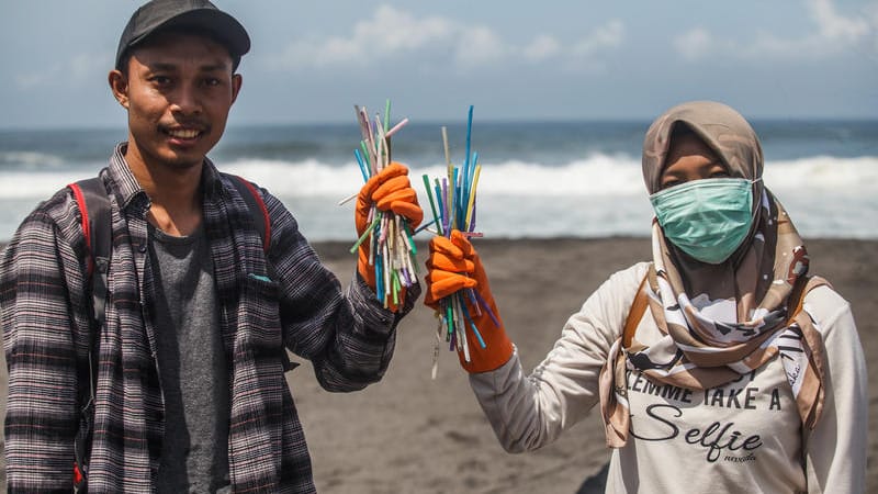 Müllsammler an einem Strand in Indonesien mit Massen von Plastikstrohhalmen. Diese Funde lassen sich keinem Unternehmen zuordnen, zeigen aber den Sinn von Verboten wie die EU gerade eines beschlossen hat.