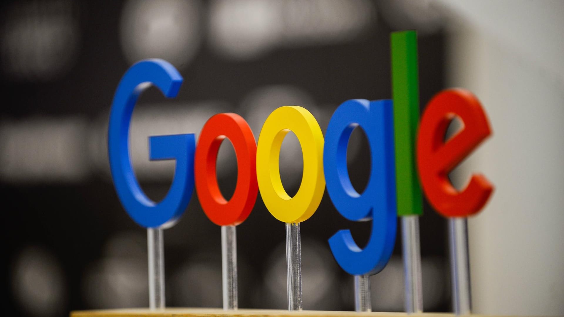 Aufsteller von Google: Die EU-Kommission wirft Google den Missbrauch seiner Marktdominanz bei Smartphone-Betriebssystemen vor. Aufsteller von Google: Die EU-Kommission wirft Google den Missbrauch seiner Marktdominanz bei Smartphone-Betriebssystemen vor.