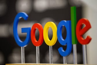 Aufsteller von Google: Die EU-Kommission wirft Google den Missbrauch seiner Marktdominanz bei Smartphone-Betriebssystemen vor.