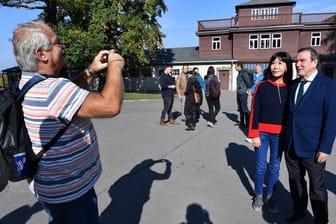 Altbundeskanzler Gerhard Schröder und seine Frau Soyeon Kim besuchten die KZ-Gedenkstätte Buchenwald bei Weimar - und werden von anderen Besuchern erkannt.