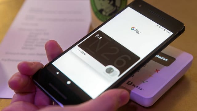 Für das Bezahlen mit dem Handy muss nun keine Kreditkarte mehr bei Google Pay hinterlegt werden.