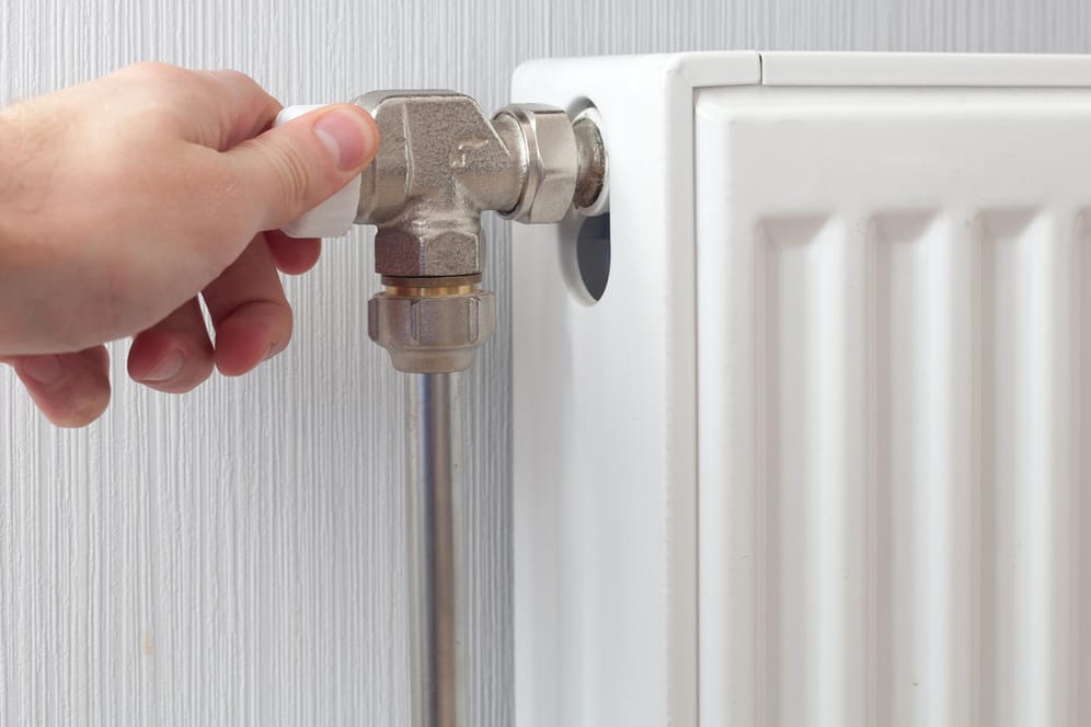 Heizung: Wer mit Gas oder Fernwärme heizt, könnte dieses Jahr Kosten sparen.