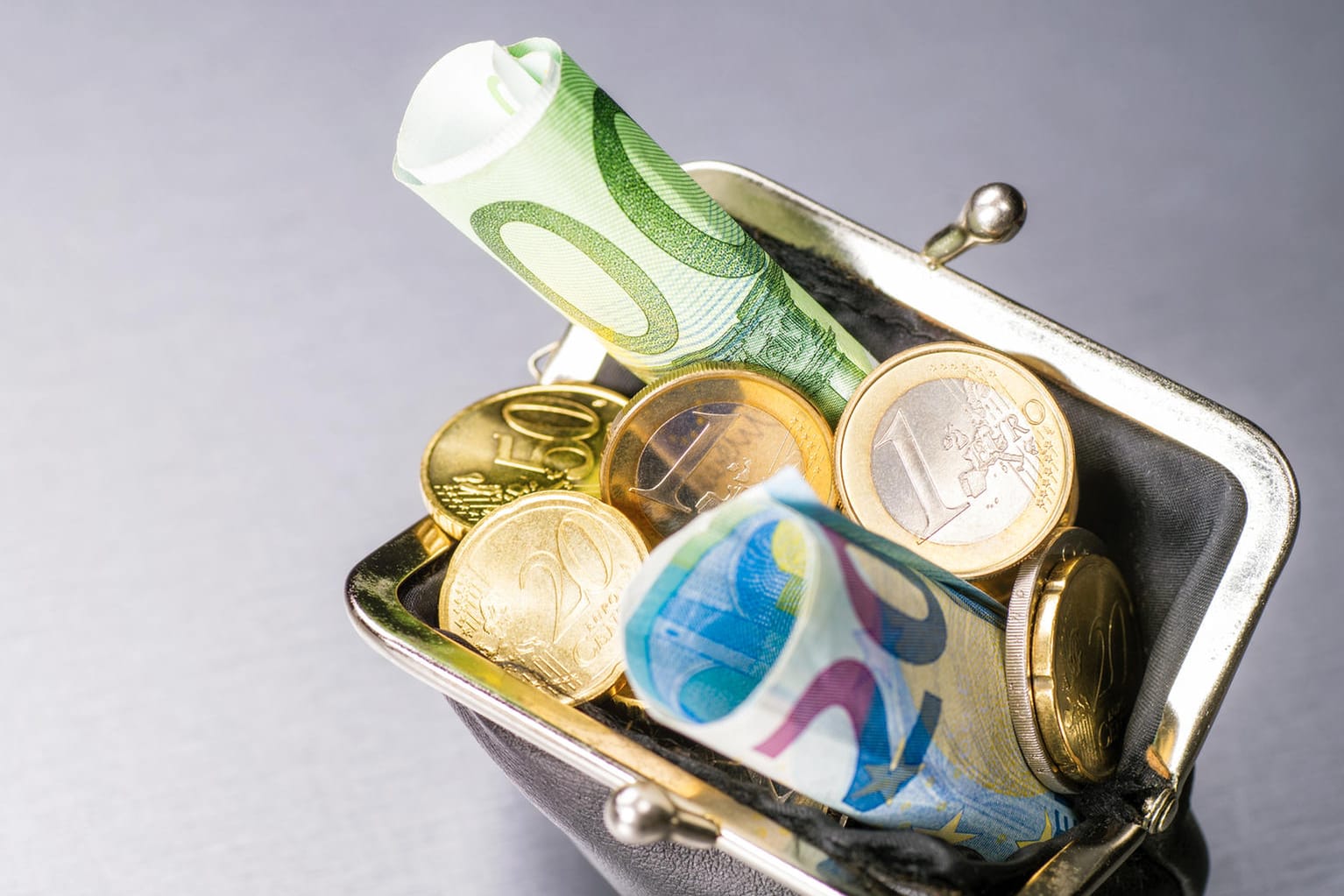 Geldbeutel mit Banknoten: Ab 2019 Sinken in der gesetzlichen Arbeitslosenversicherung die Beiträge, dafür geht es bei der Pflegeversicherung rauf. Geldbeutel mit Banknoten: Ab 2019 Sinken in der gesetzlichen Arbeitslosenversicherung die Beiträge, dafür geht es bei der Pflegeversicherung rauf.