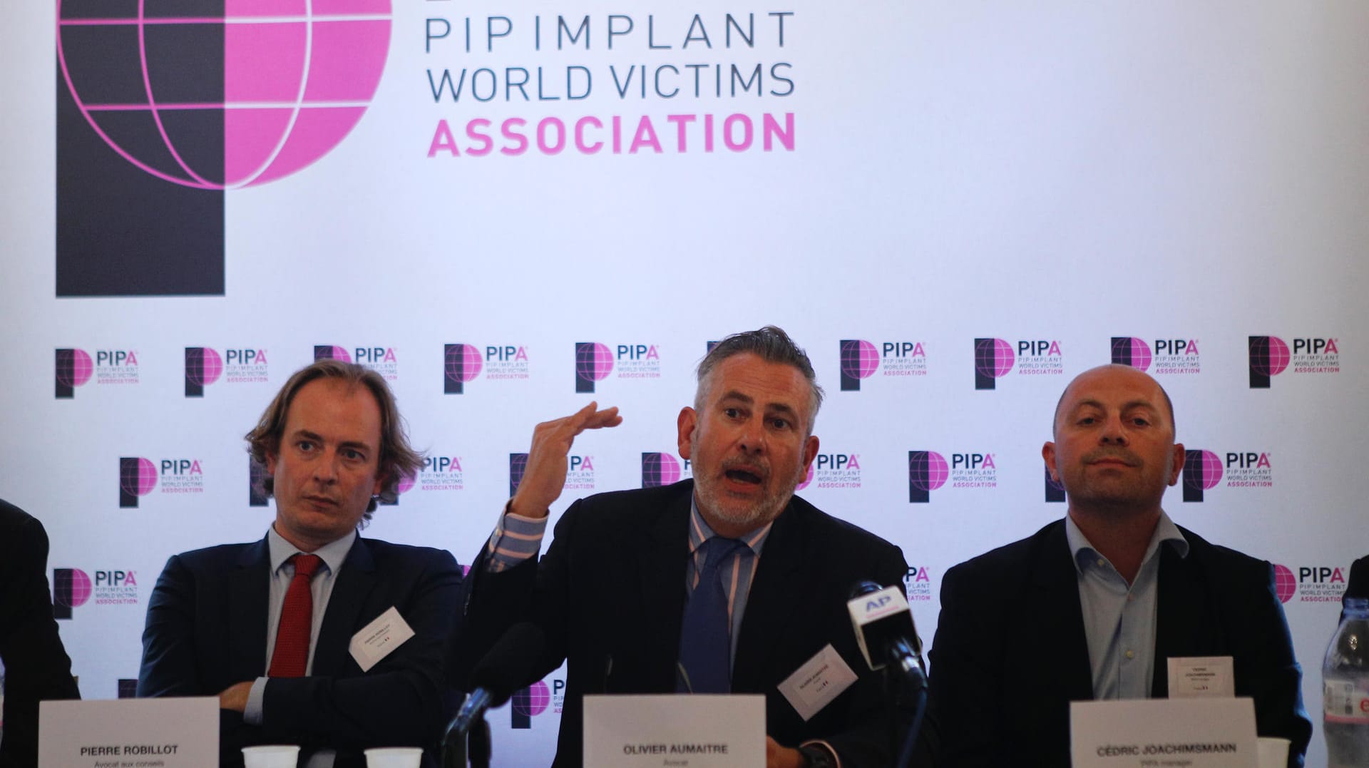 Pressekonferenz zum Prozess: Rechtsanwalt Olivier Aumaitre (M), der tausende Frauen mit Brustimplantaten des Unternehmens PIP vertritt, spricht auf einer Pressekonferenz. Pressekonferenz zum Prozess: Rechtsanwalt Olivier Aumaitre (M), der tausende Frauen mit Brustimplantaten des Unternehmens PIP vertritt, spricht auf einer Pressekonferenz.