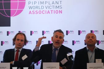 Pressekonferenz zum Prozess: Rechtsanwalt Olivier Aumaitre (M), der tausende Frauen mit Brustimplantaten des Unternehmens PIP vertritt, spricht auf einer Pressekonferenz.