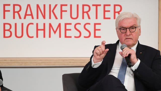 Bundespräsident Frank-Walter Steinmeier bei seinem Besuch auf der Frankfurter Buchmesse.