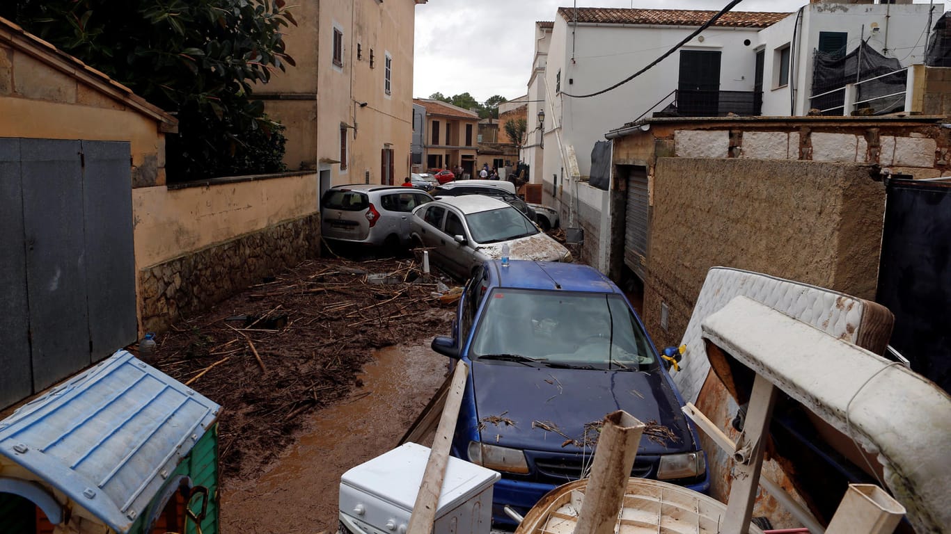 Autos stapeln sich in den Straßen von Sant Llorenc de Cardassar: Die Fluten haben alles mit sich gerissen.