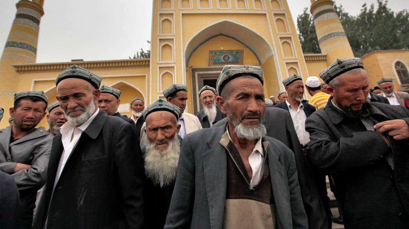 Muslimische Männer der Uiguren vor der Id Kah Moschee: Menschenrechtler und UN-Experten haben die Masseninhaftierung von Uiguren scharf kritisiert.
