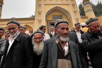 Muslimische Männer der Uiguren vor der Id Kah Moschee: Menschenrechtler und UN-Experten haben die Masseninhaftierung von Uiguren scharf kritisiert.