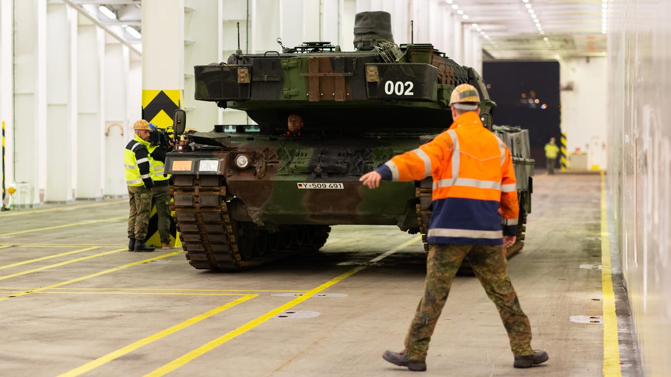 Die Bundeswehr verschifft Leopard-2-Panzer für Großmanöver der Nato nach Norwegen. Zu der Übung Trident Juncture werden mehr als 50.000 Soldaten aus den 29 Nato-Staaten sowie aus Finnland und Schweden erwartet.