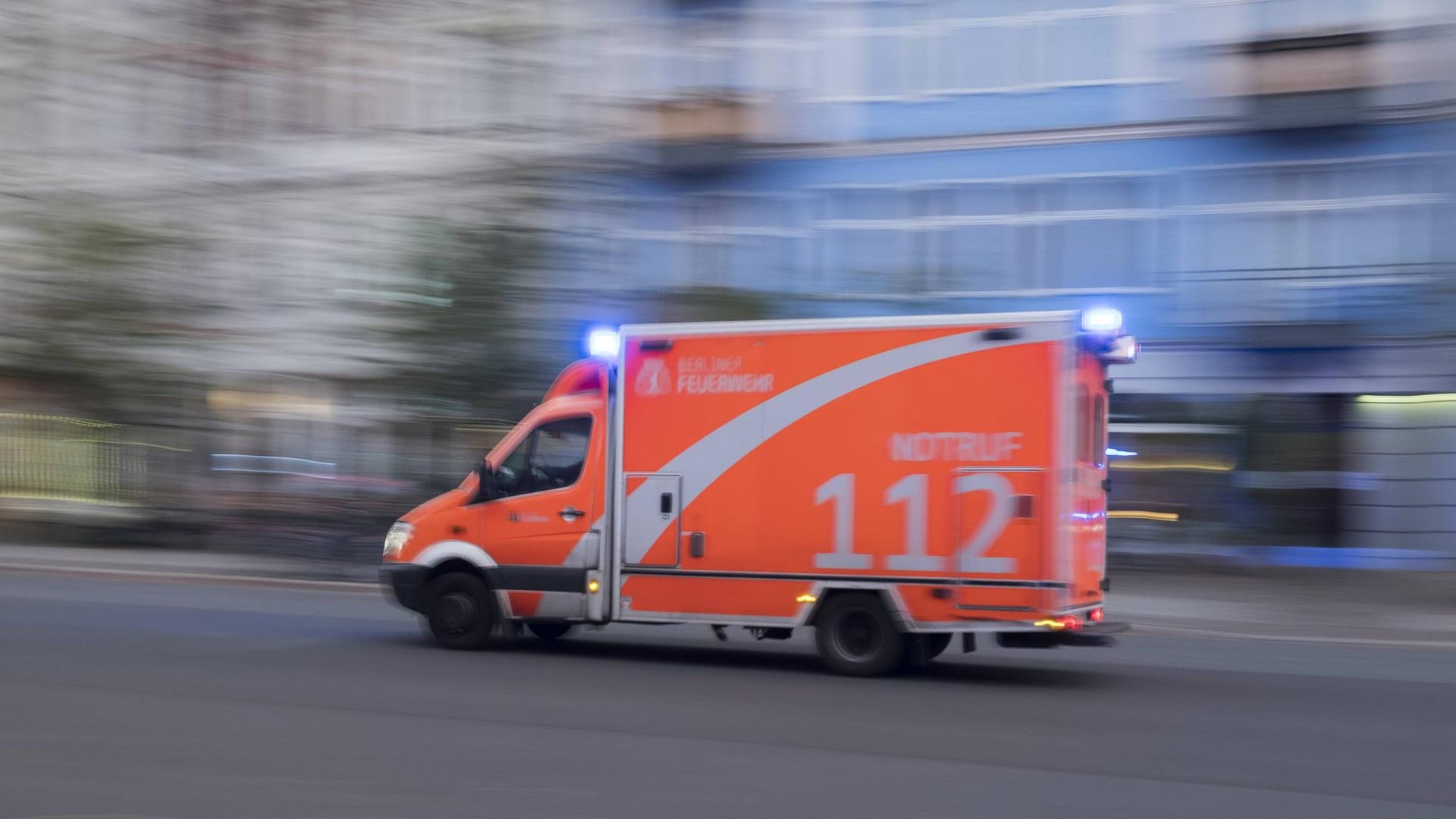 Rettungswagen im Einsatz: Der 67-Jährige wurde in ein Krankenhaus gebracht. Über seinen Zustand sind keine näheren Informationen bekannt.