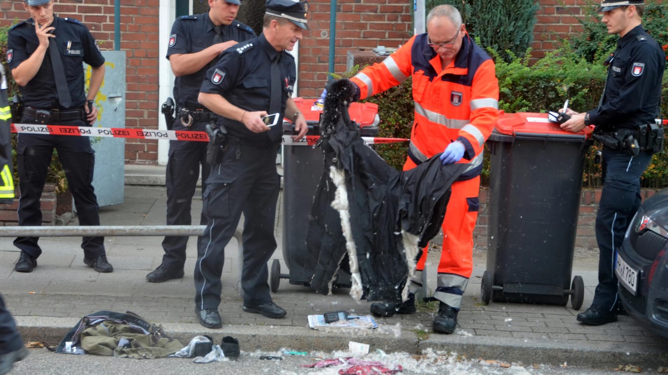 Polizisten sichern Beweise am Tatort: Nach dem Vorfall wurde der U-Bahnhof Wandsbek Markt aus Sicherheitsgründen gesperrt.