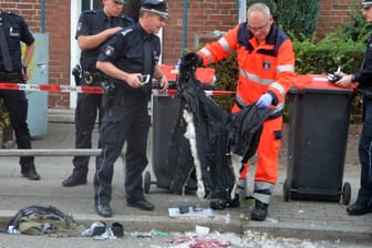 Polizisten sichern Beweise am Tatort: Nach dem Vorfall wurde der U-Bahnhof Wandsbek Markt aus Sicherheitsgründen gesperrt.