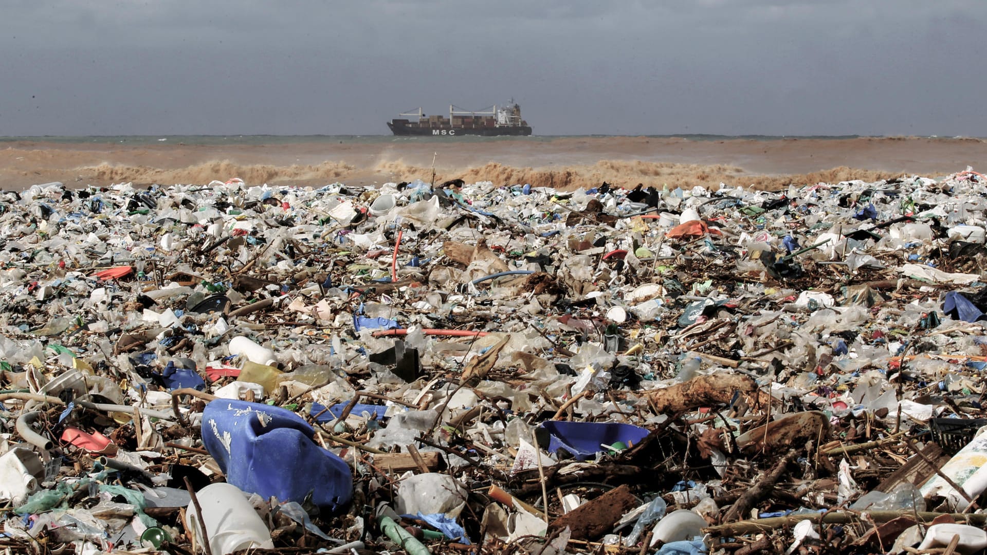 Plastikabfall an einem Strand im Libanon: Der Wind weht einen Großteil der Abfälle hierher.