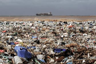 Plastikabfall an einem Strand im Libanon: Der Wind weht einen Großteil der Abfälle hierher.