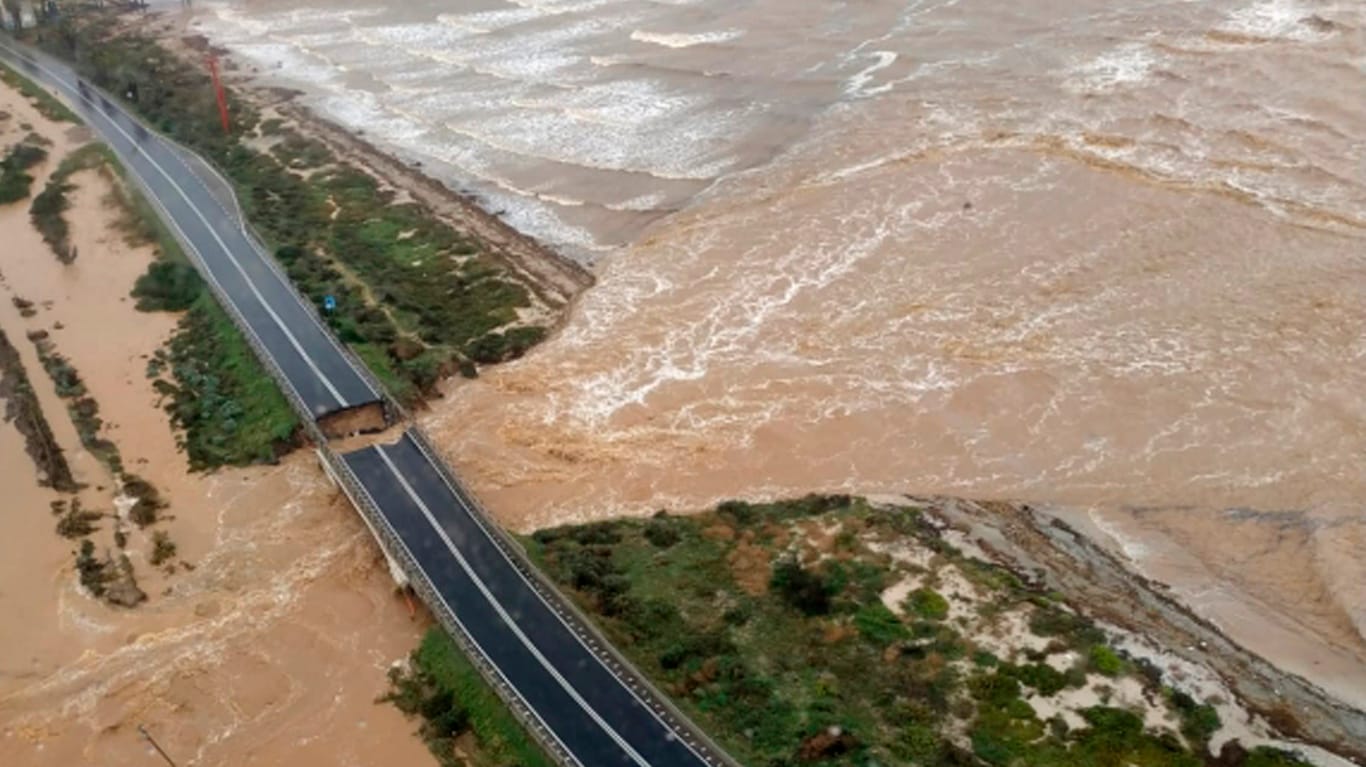 Die eingestürzte Brücke auf Sardinien: Die Insel ist von einem Unwetter schwer getroffen worden.