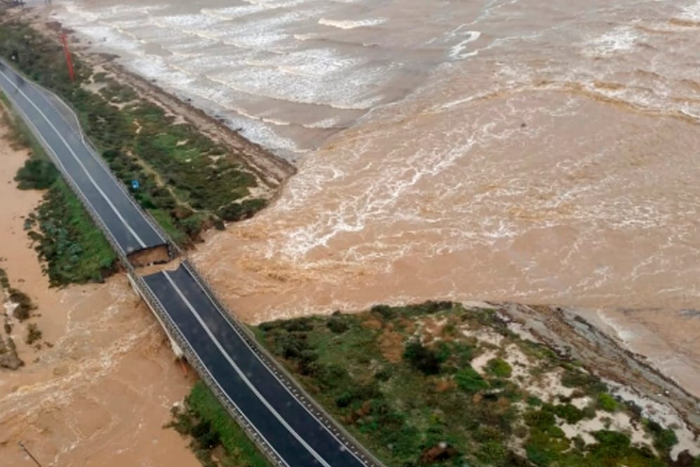 Die eingestürzte Brücke auf Sardinien: Die Insel ist von einem Unwetter schwer getroffen worden.