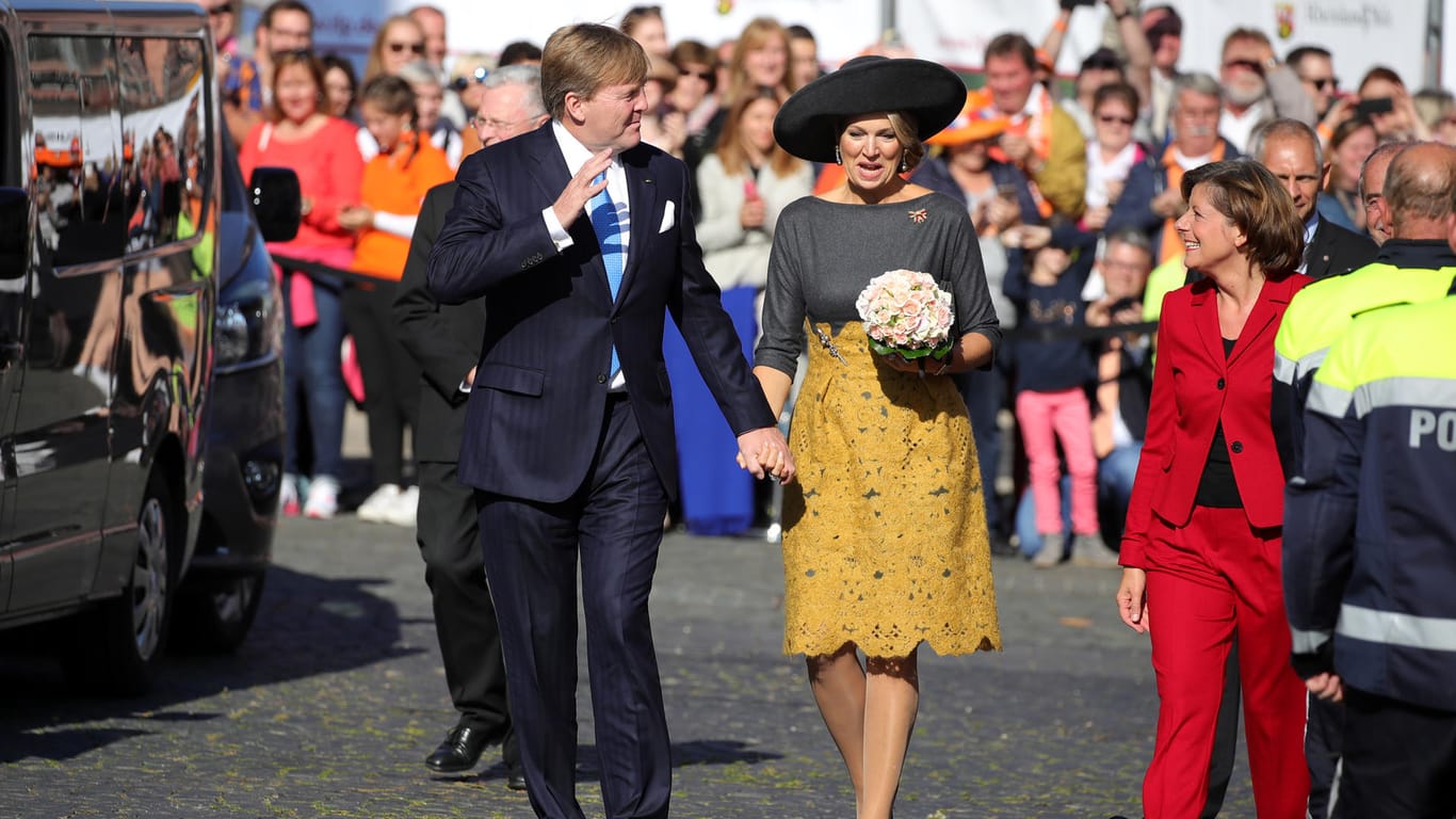 Gut gelaunt und Hand in Hand: Königin Máxima und König Willem-Alexander bei der Ankunft.