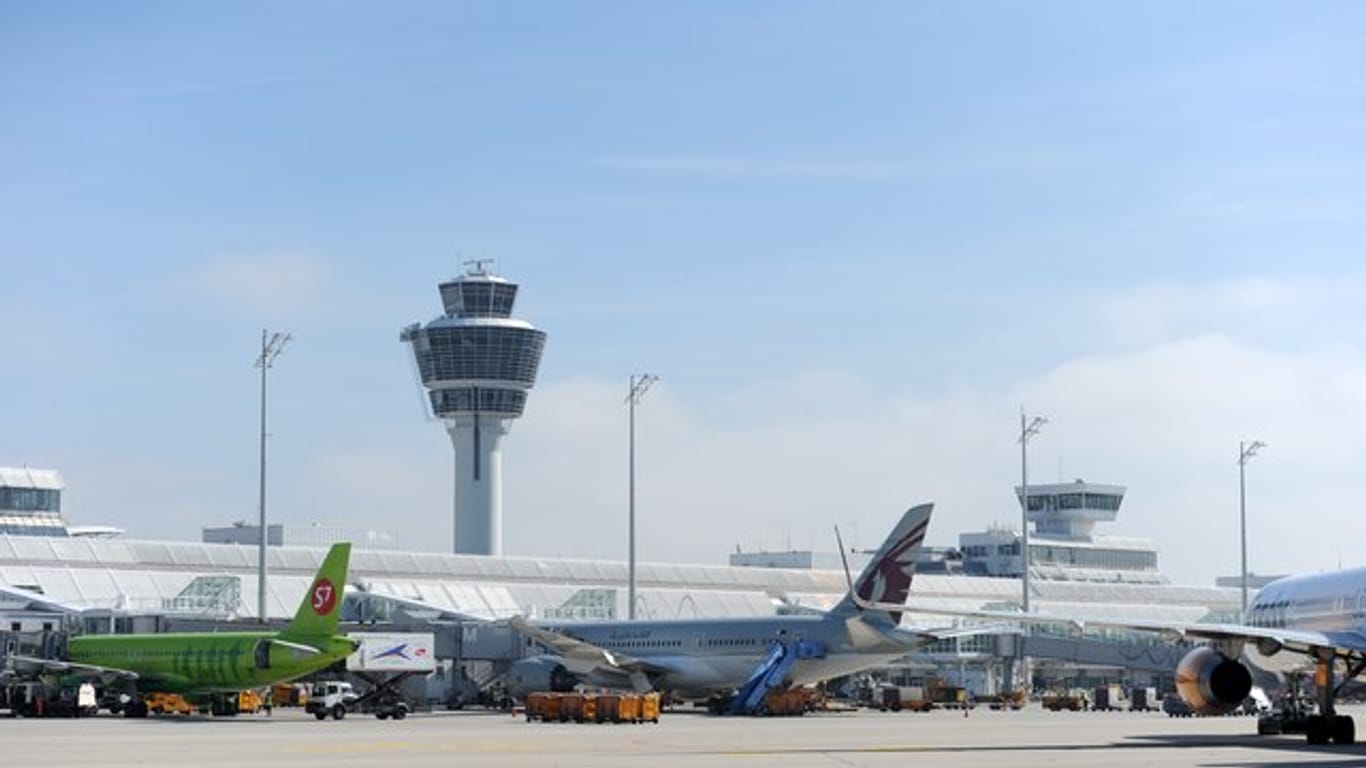 Mehrere Flugzeuge stehen auf dem Flughafen München (Archivbild).