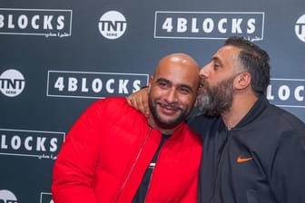 Der Schauspieler Kida Khodr Ramadan (r) küsst küsst bei der Premiere der zweiten "4 Blocks"-Staffel den Rapper und Schauspieler Veysel Gelin (l).