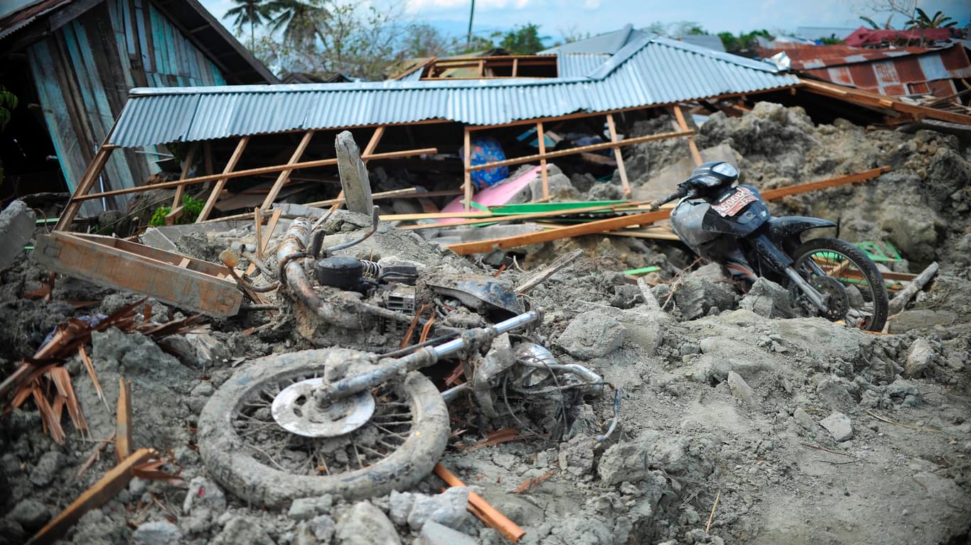 Zerstörung auf der indonesischen Insel Sulawesi: Erst vor wenigen Tagen sind bei einem Erdebeben und Tsunami Tausende Menschen auf der indonesischen Insel ums Leben gekommen.