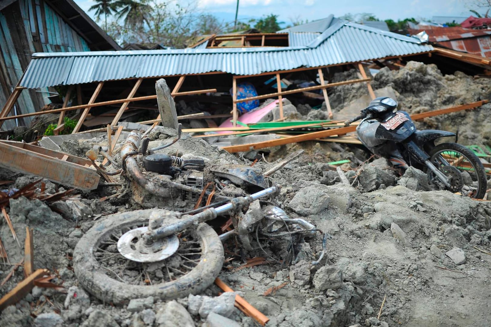Zerstörung auf der indonesischen Insel Sulawesi: Erst vor wenigen Tagen sind bei einem Erdebeben und Tsunami Tausende Menschen auf der indonesischen Insel ums Leben gekommen.