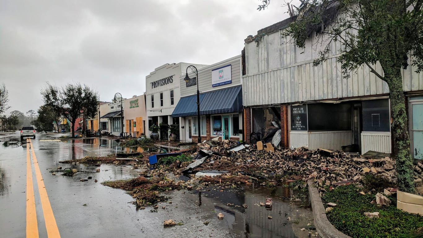 Schäden an Gebäuden zeigen die Auswirkungen des Hurrikans "Michael" im US-Bundesstaat Florida.