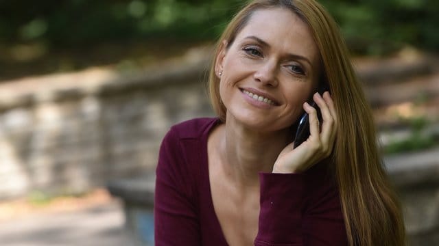 Frau mit Smartphone: Bei der Entscheidung für einen Prepaid-Tarif kommt es auf auf die Details an.