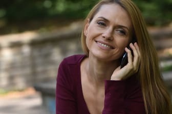 Frau mit Smartphone: Bei der Entscheidung für einen Prepaid-Tarif kommt es auf auf die Details an.