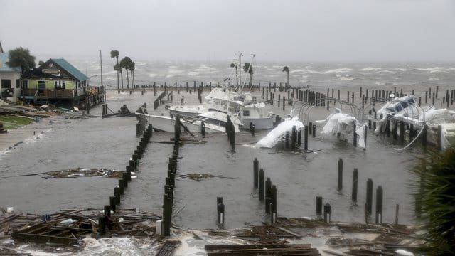 Beschädigte Boote und Trümmer liegen im Yachthafen von Port St. Beschädigte Boote und Trümmer liegen im Yachthafen von Port St.