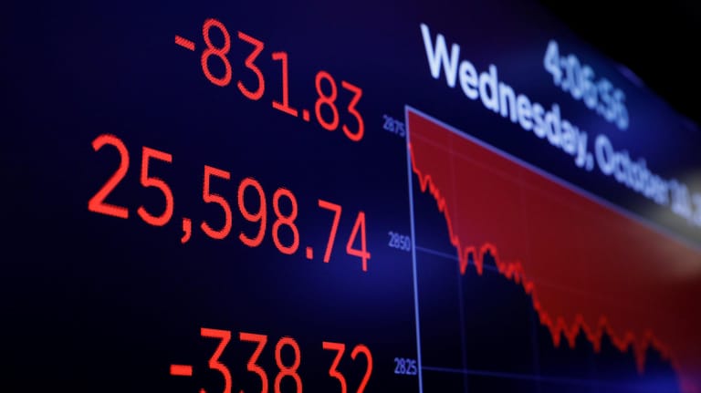 Rote Zahlen: Eine Anzeigentafel an der Wall Street zeigt den Stand des Dow Jones nach Handelsende an der New Yorker Börse.