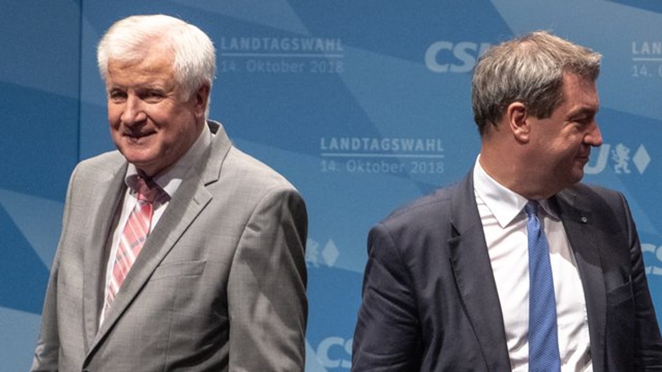Markus Söder, Ministerpräsident von Bayern und Horst Seehofer, Bundesinnenminister, während einer Wahlkampfkundgebung.
