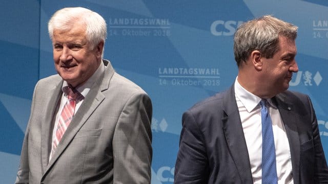 Markus Söder, Ministerpräsident von Bayern und Horst Seehofer, Bundesinnenminister, während einer Wahlkampfkundgebung. Markus Söder, Ministerpräsident von Bayern und Horst Seehofer, Bundesinnenminister, während einer Wahlkampfkundgebung.