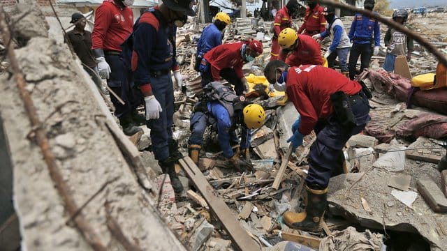 Feuerwehrleute auf der Suche nach Verschütteten.