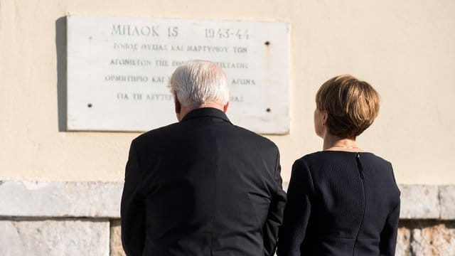 Bundespräsident Frank-Walter Steinmeier und seine Frau Elke Büdenbender bei einem Besuch des ehemaligen Konzentrationslagers Chaidari westlich von Athen. Bundespräsident Frank-Walter Steinmeier und seine Frau Elke Büdenbender bei einem Besuch des ehemaligen Konzentrationslagers Chaidari westlich von Athen.