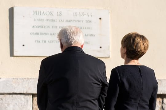 Bundespräsident Frank-Walter Steinmeier und seine Frau Elke Büdenbender bei einem Besuch des ehemaligen Konzentrationslagers Chaidari westlich von Athen.