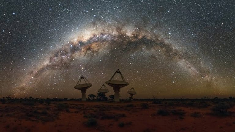 Das undatierte Foto zeigt die Milchstraße über dem ASKAP-Radioteleskop-Array im Murchison Radio-Astronomie-Observatorium.