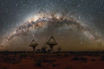 Das undatierte Foto zeigt die Milchstraße über dem ASKAP-Radioteleskop-Array im Murchison Radio-Astronomie-Observatorium.