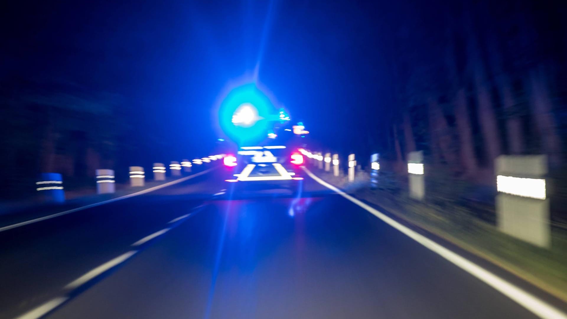 Polizeiwagen bei Nacht (Symbolbild)