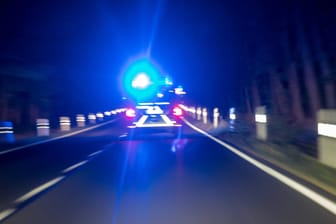 Polizeiwagen bei Nacht (Symbolbild)