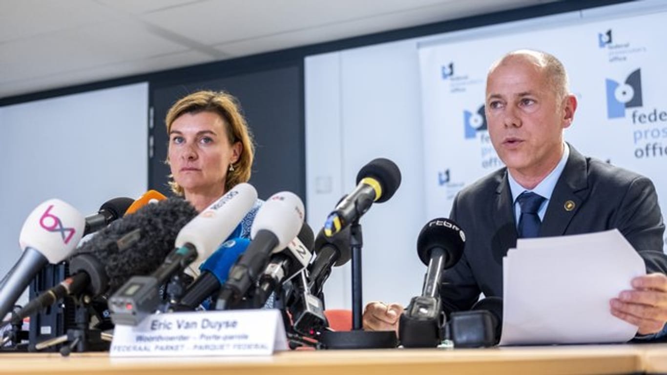 Wenke Roggen und Eric Van Duyse von der belgischen Bundesstaatsanwaltschaft bei einer Pressekonferenz in Brüssel.