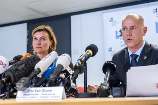 Wenke Roggen und Eric Van Duyse von der belgischen Bundesstaatsanwaltschaft bei einer Pressekonferenz in Brüssel.