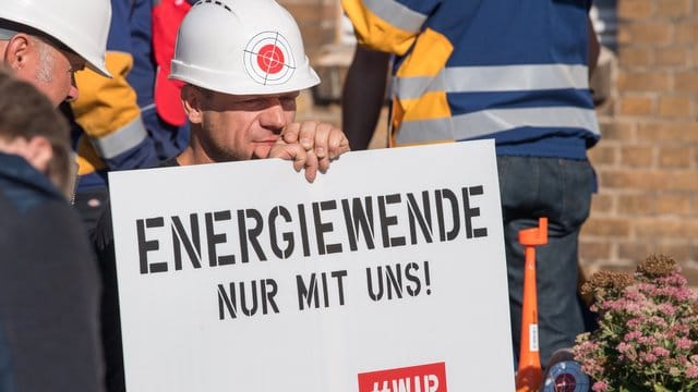 Ein Demonstrant hält vor der Sitzung der Kohlekommission ein Schild mit der Aufschrift "Energiewende nur mit uns!".